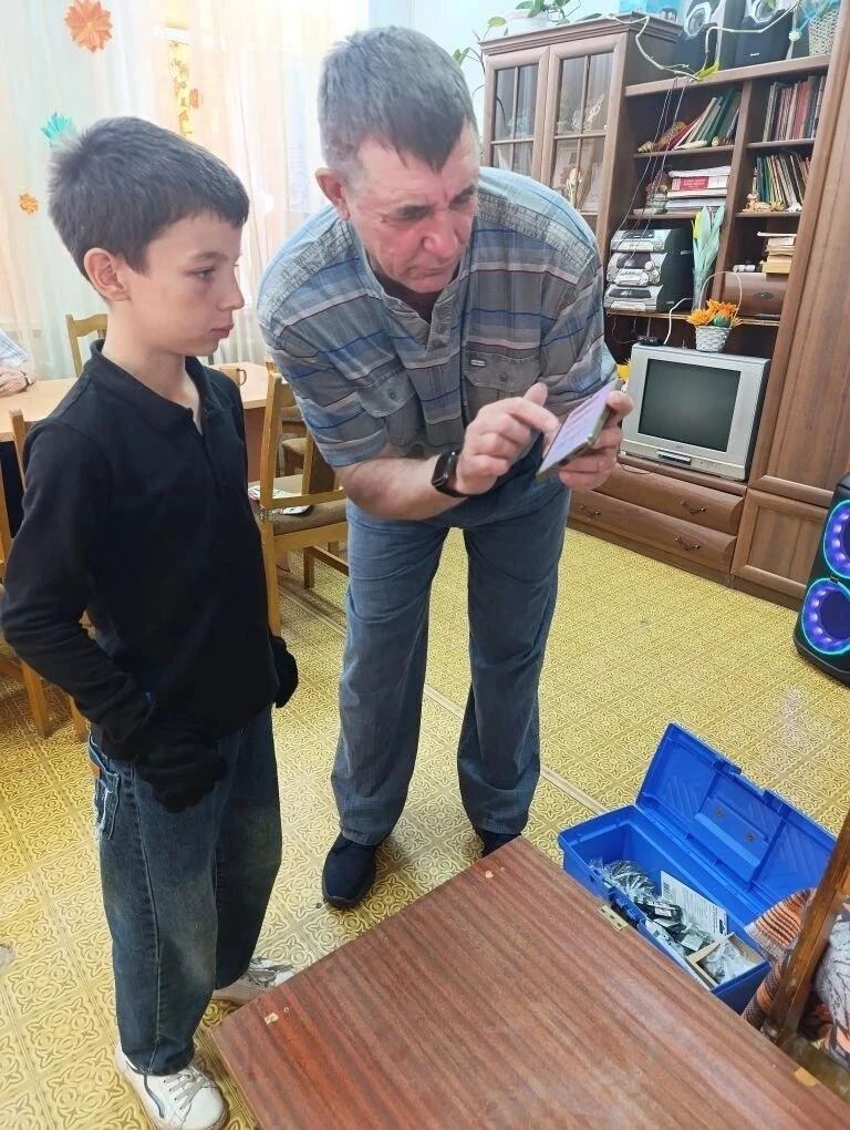 ☀️️ Связь поколений: серебряные волонтёры и ребята из лагеря «Солнечный» создают уют для птиц!

 👴�