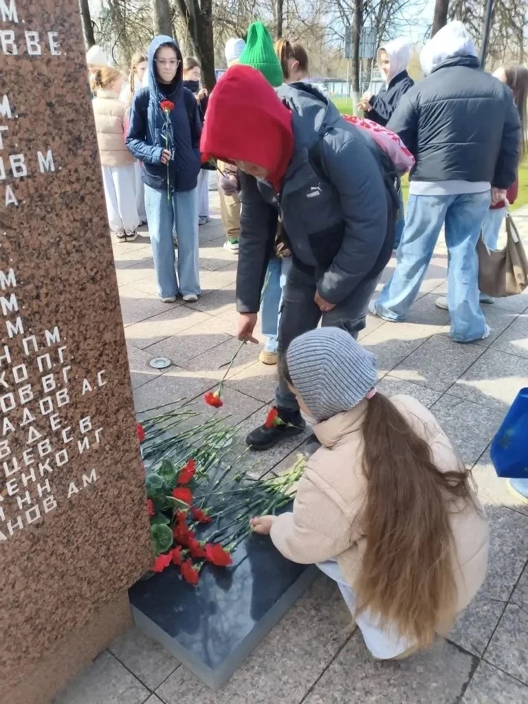 ✨ Накануне празднования Великой Победы ученики 5Г класса посетили Мемориал Великой Отечественной Вой