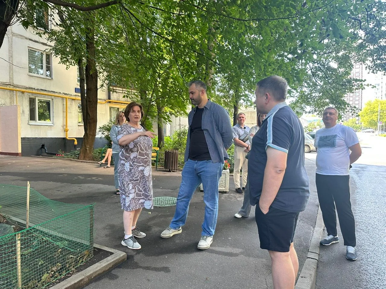 Глава управы района Чертаново Северное Аслан Бердиев провел еженедельный обход территории района и в