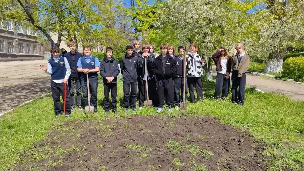 🌱 В Краснолучском округе дети и подростки доказали: память о героях живет в добрых делах. Юные патри