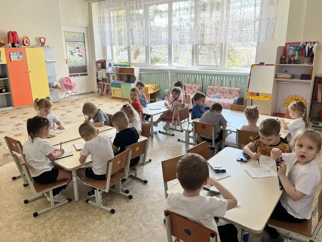 🕊️ Маленькие гонцы весны: акция «Мир. Труд. Май.»  В группе №4 прошла трогательная акция, приуроченн