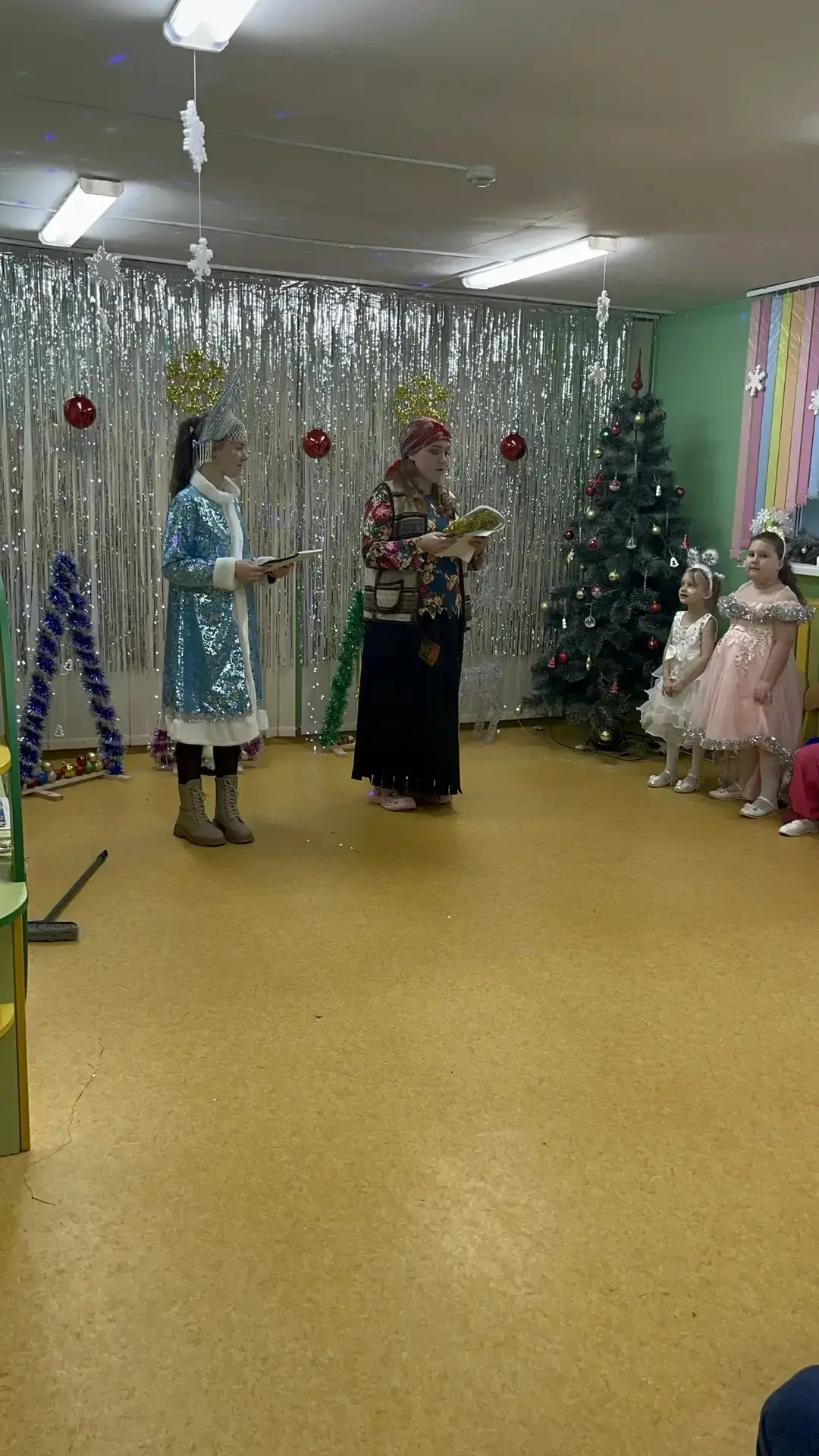 🎄✨ Утренник «Турагентство Бабы-Яги» в нашей средней группе! ✨🎄
В волшебный зимний день наши малень