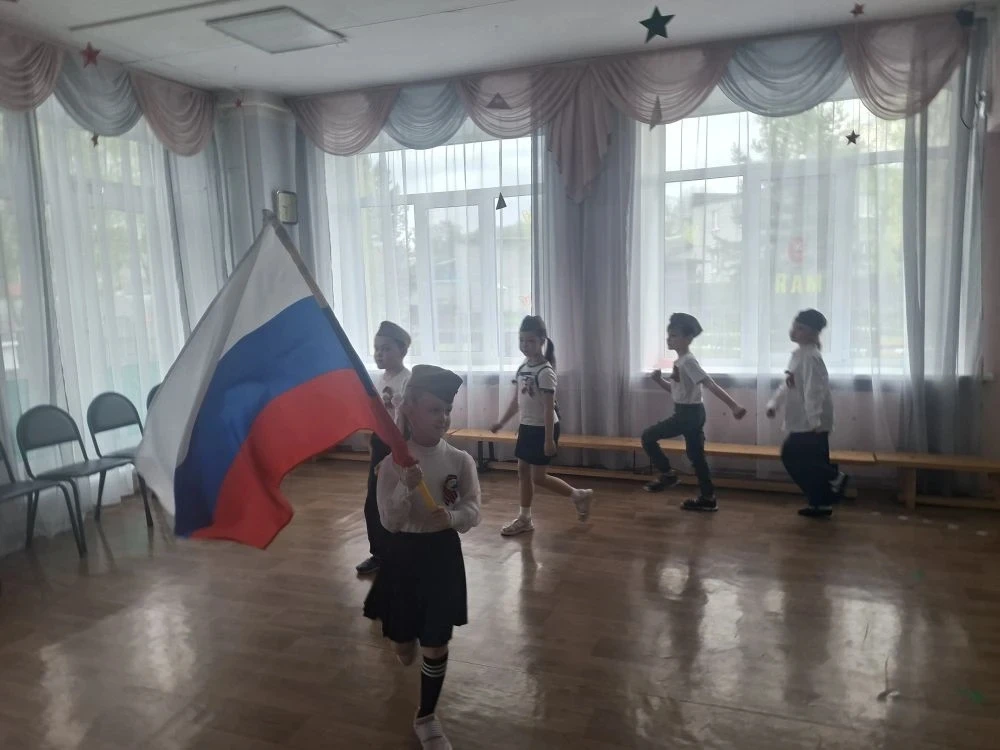 Праздничный смотр строя и песни в детском саду - это еще один способ развития патриотических чувств 