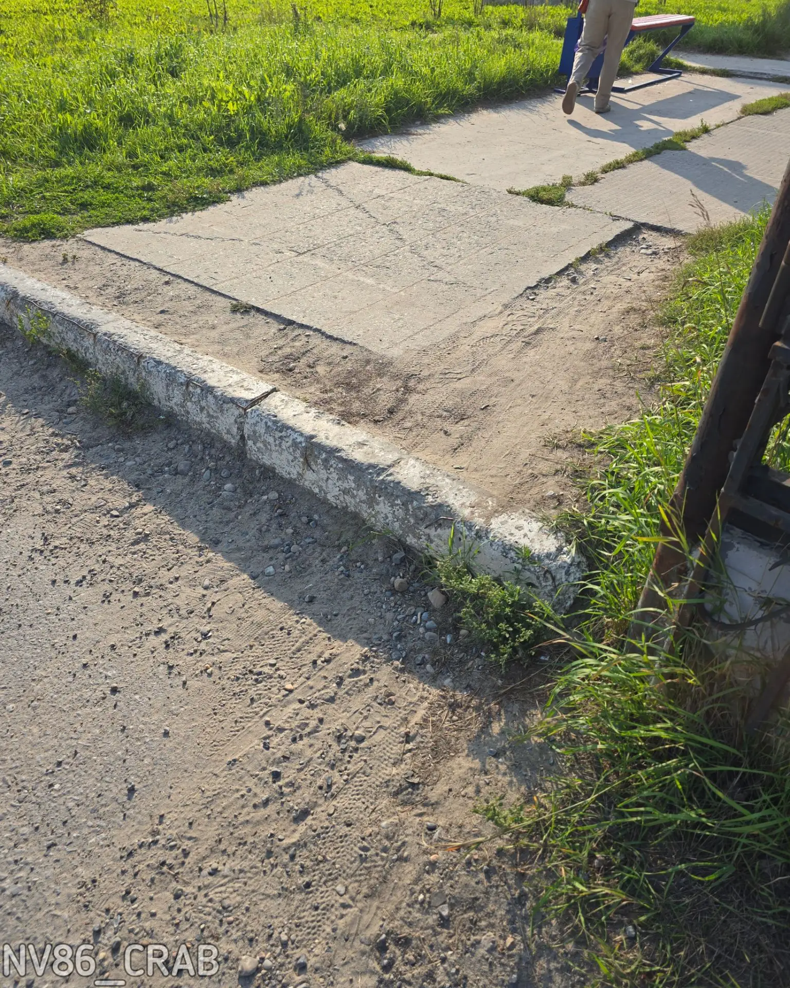 На коварный тротуар пожаловались подписчики. Каждый раз, когда едешь там на велосипеде/...