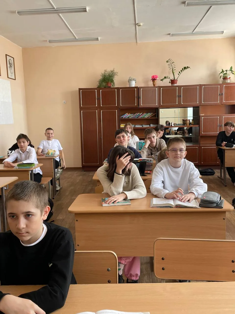 Традиция понедельника  🤍🖤  Единая форма одежды-  это формирование чувства общности и создание  атмос