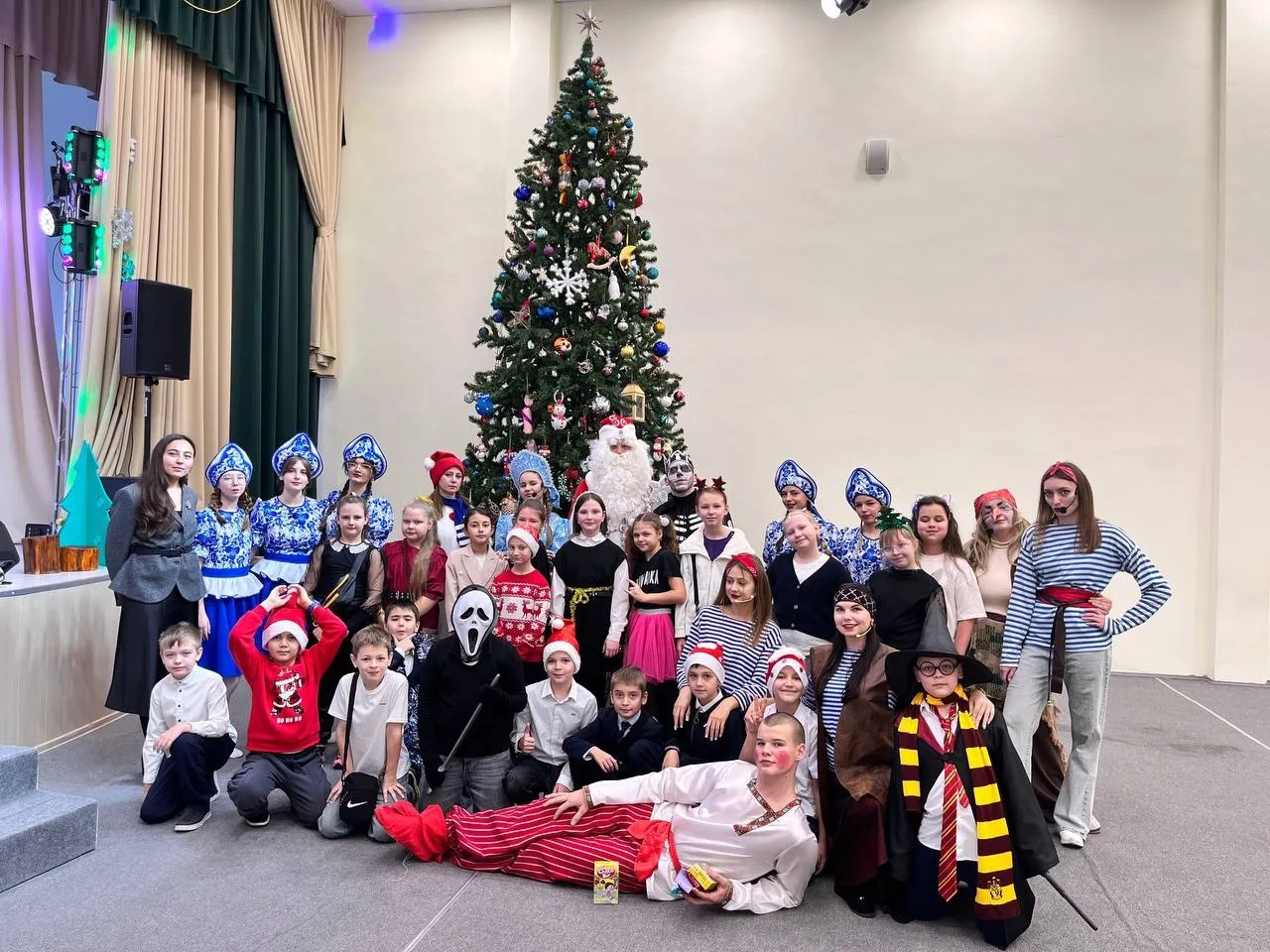 🎄✨ Новогоднее чудо✨🎄 В преддверии Нового года для учеников начальных классов прошёл яркий и увлекате