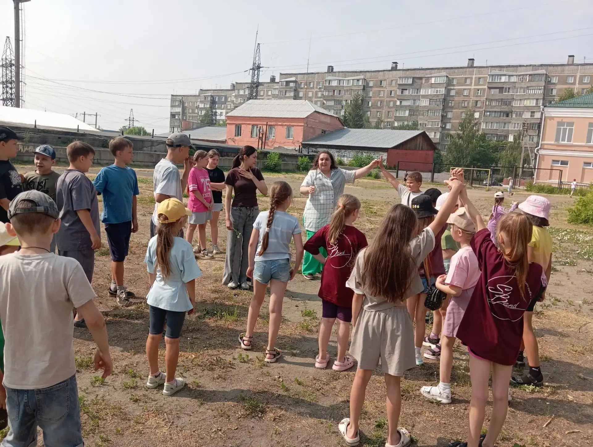 В пришкольном лагере мы учимся слушать друг друга, поддерживать, находить сильные стороны каждого и 