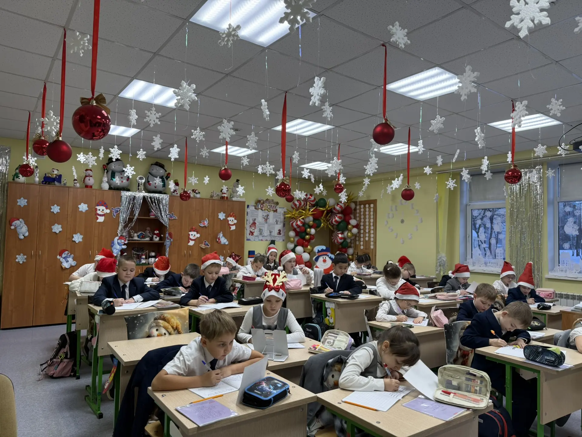 🎉В преддверии Нового года в стенах лицея традиционно прошел смотр-конкурс на лучшее праздничное офор