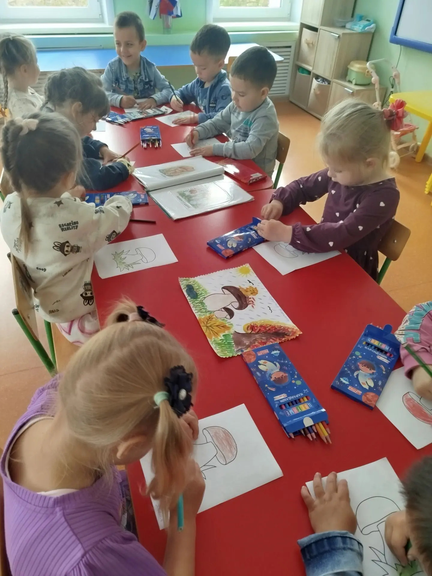 Под березой у дорожки,
