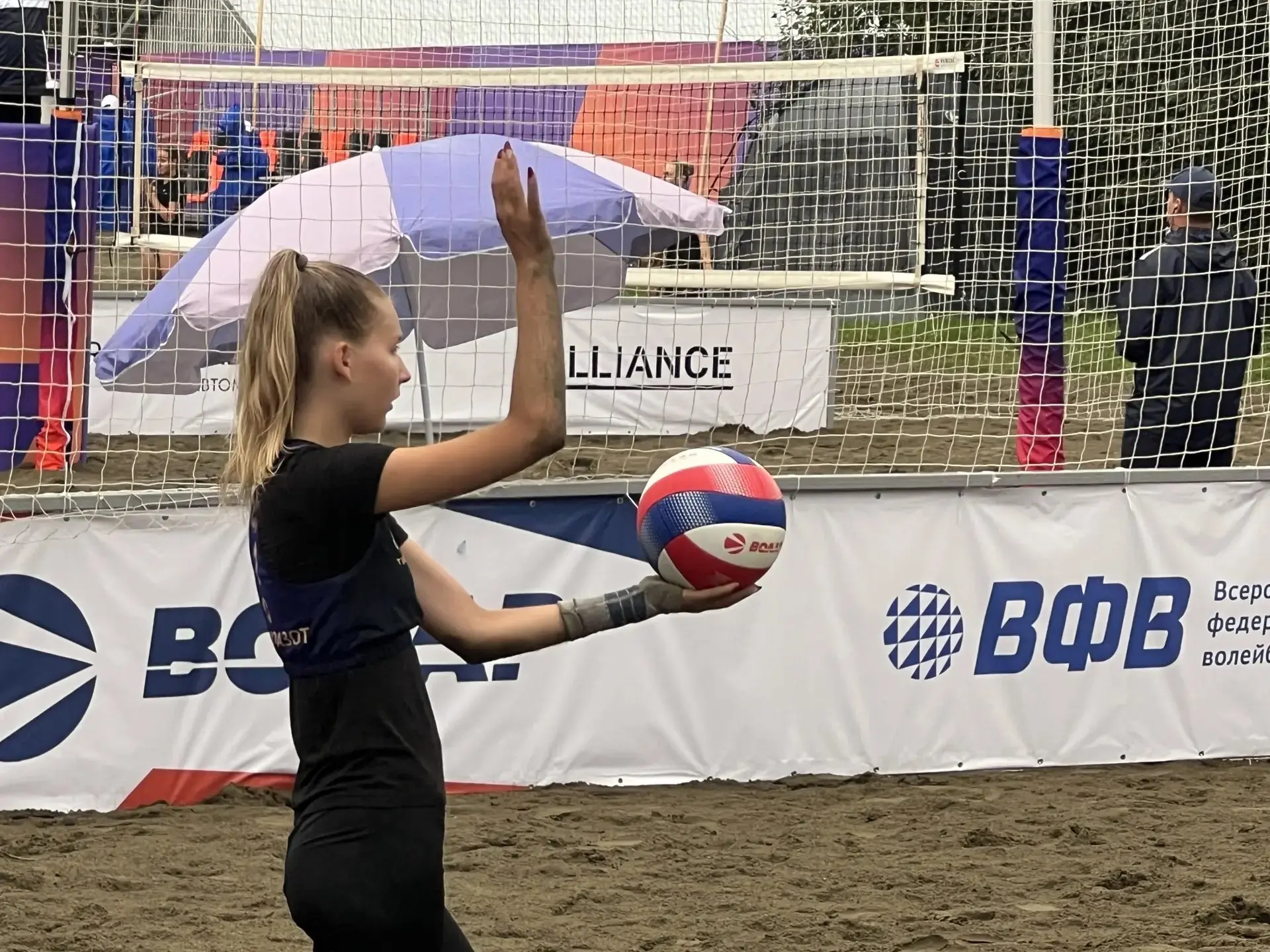 Этап чемпионата России по пляжному волейболу проходит в Барнауле 🏐

За награды турнира борются 49 к