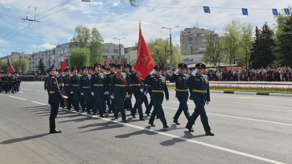 На площади Победы проходит торжественный парад, посвящённый 81-й годовщине Победы в Великой Отечеств