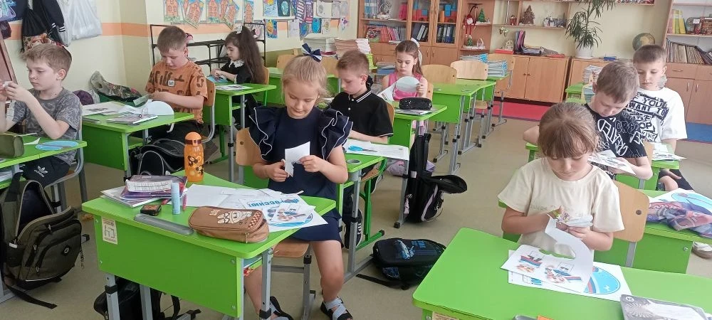 🎨🖌️ В ГБОУ ЛНР «Беловодская СШ №1» готовятся ко Дню России! 🇷🇺✨

В преддверии праздника 12 июня 