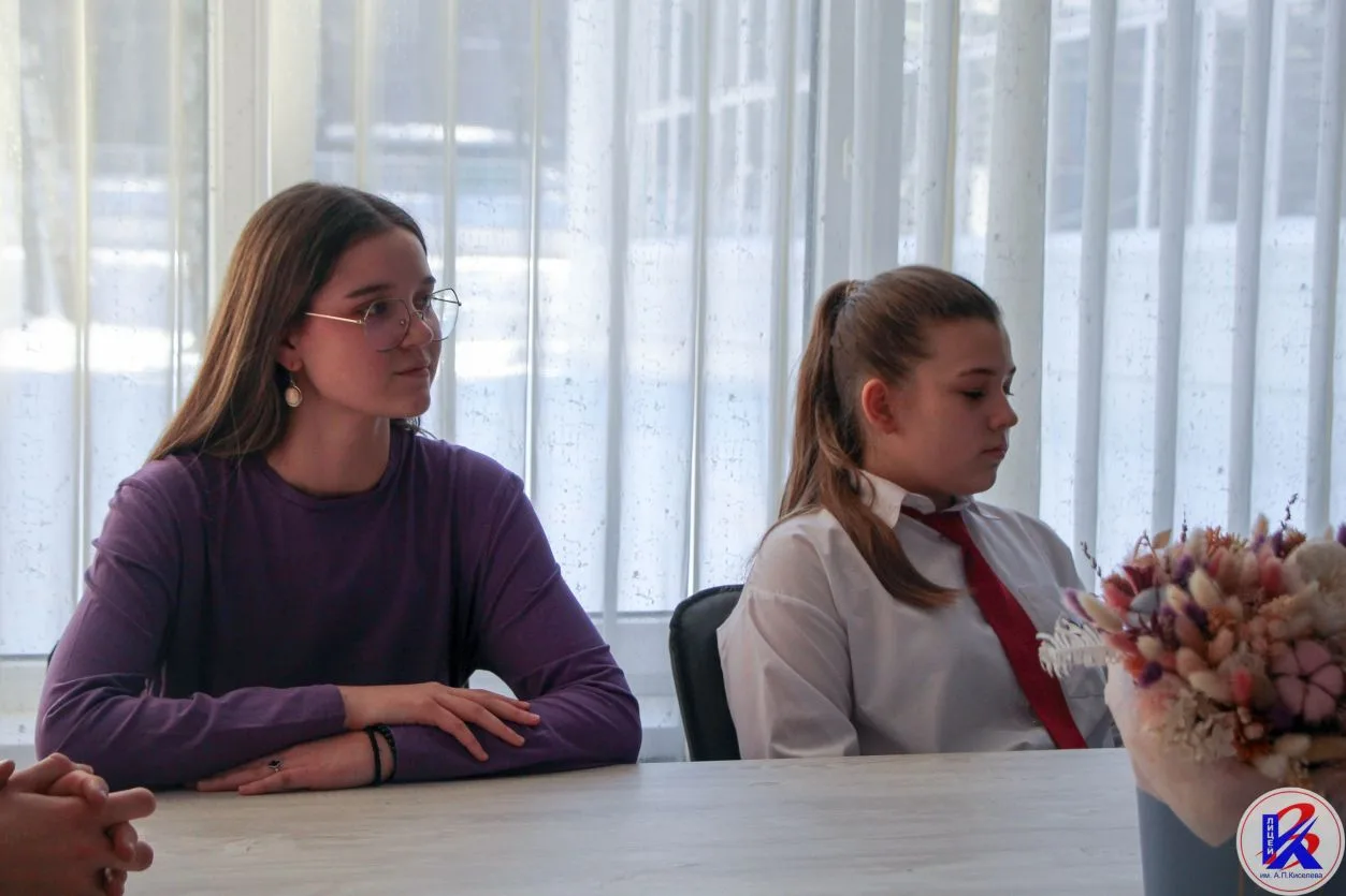 🗣️Сегодня наши активисты встретились с директором лицея Галиной Викторовной Путинцевой🤝  На встрече 
