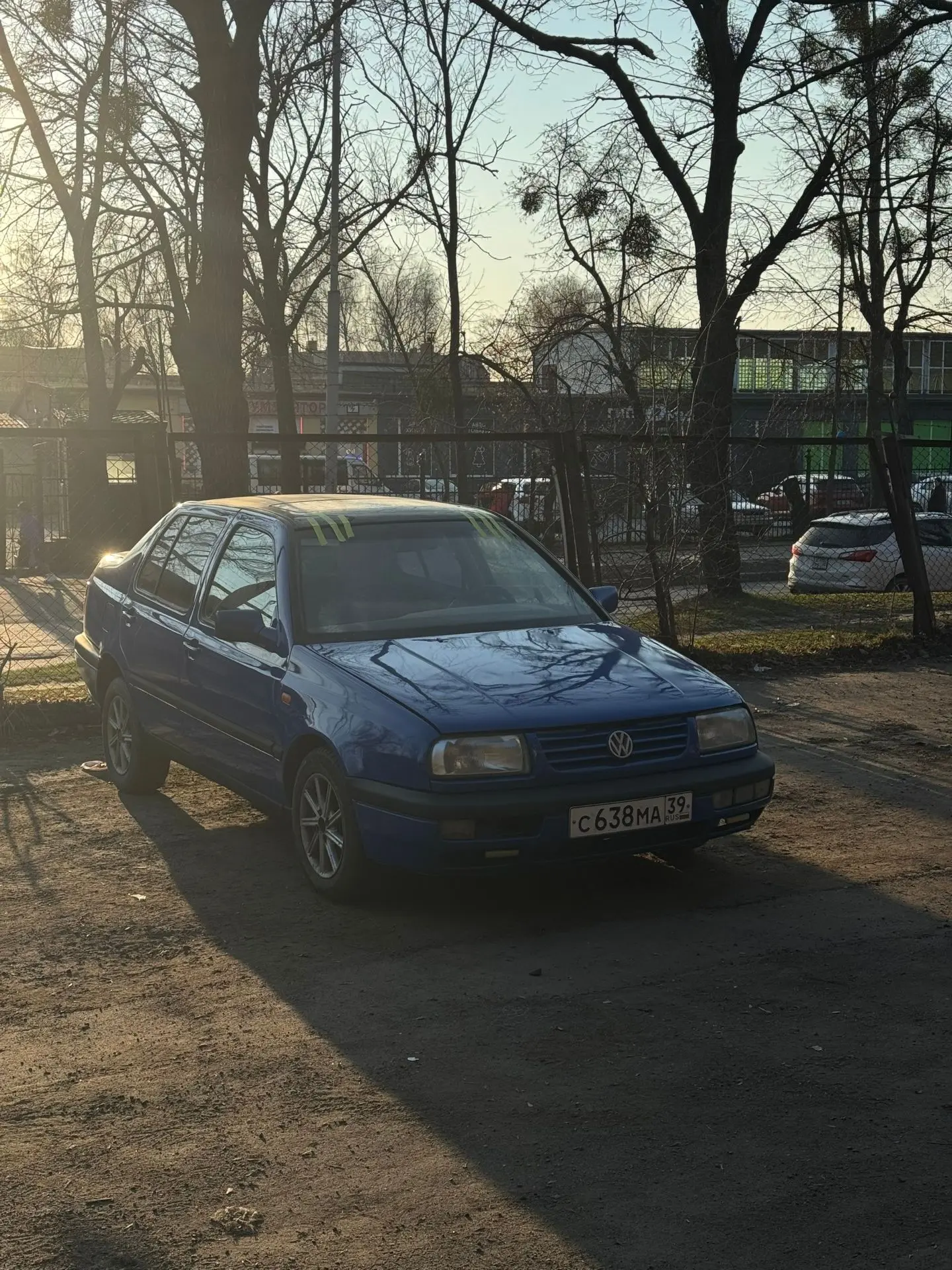 VW Vento. Мотор на ходу, тянет нормально. Кузов без гнили. Документы в порядке. Салон т...