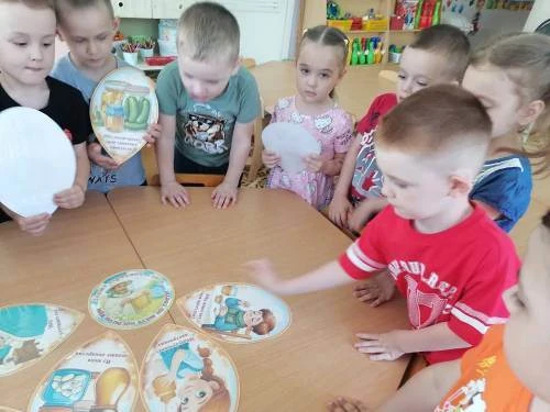 🐝В средней группе "В" провели  беседу :"Эти удивительные насекомые - пчелы!" Познакоми...