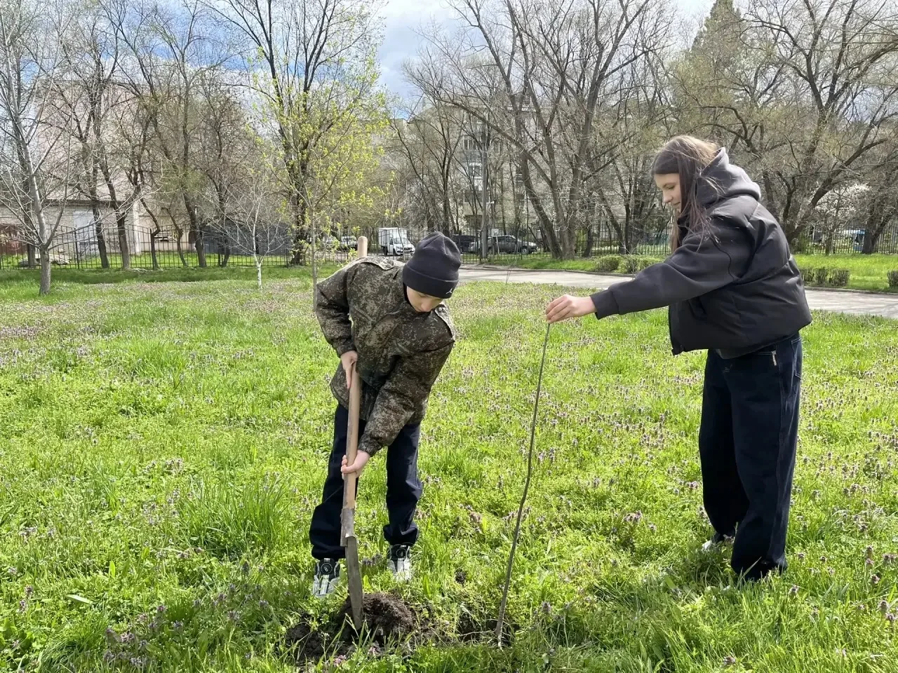 Средняя школа  №18 присоединилась к международной акции «Сад памяти» 🌳, в рамках которой активисты в