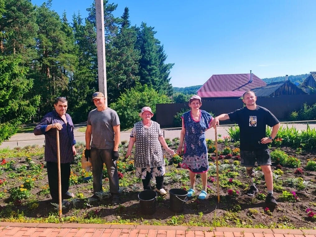 В летний период наши подопечные не знают скуки, ведь они с радостью трудятся на террито...