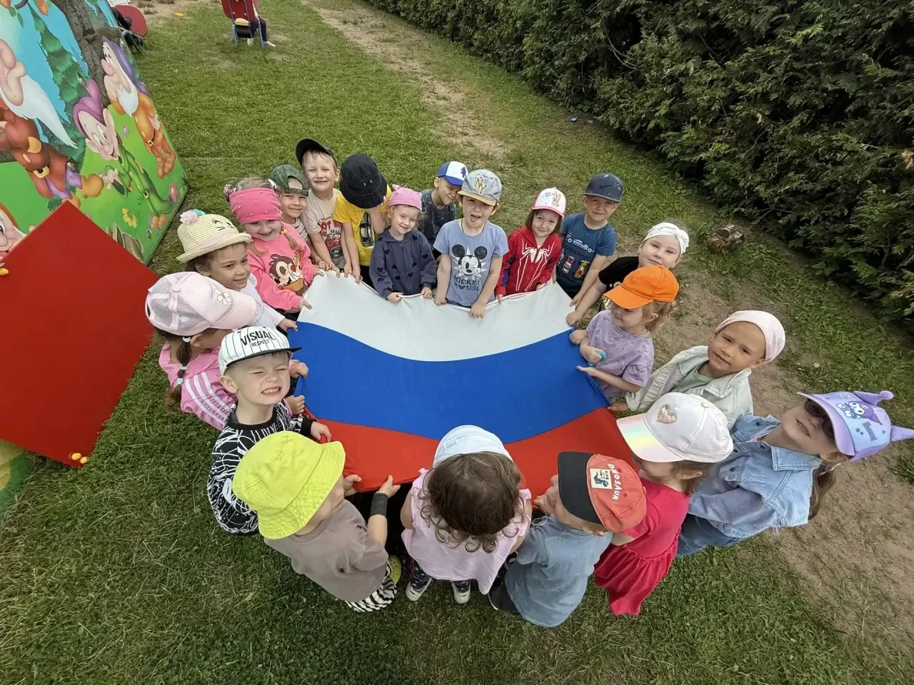 А наши младшие и средние группы тоже не остались в стороне! 
Малыши усердно готовились к празднику: 