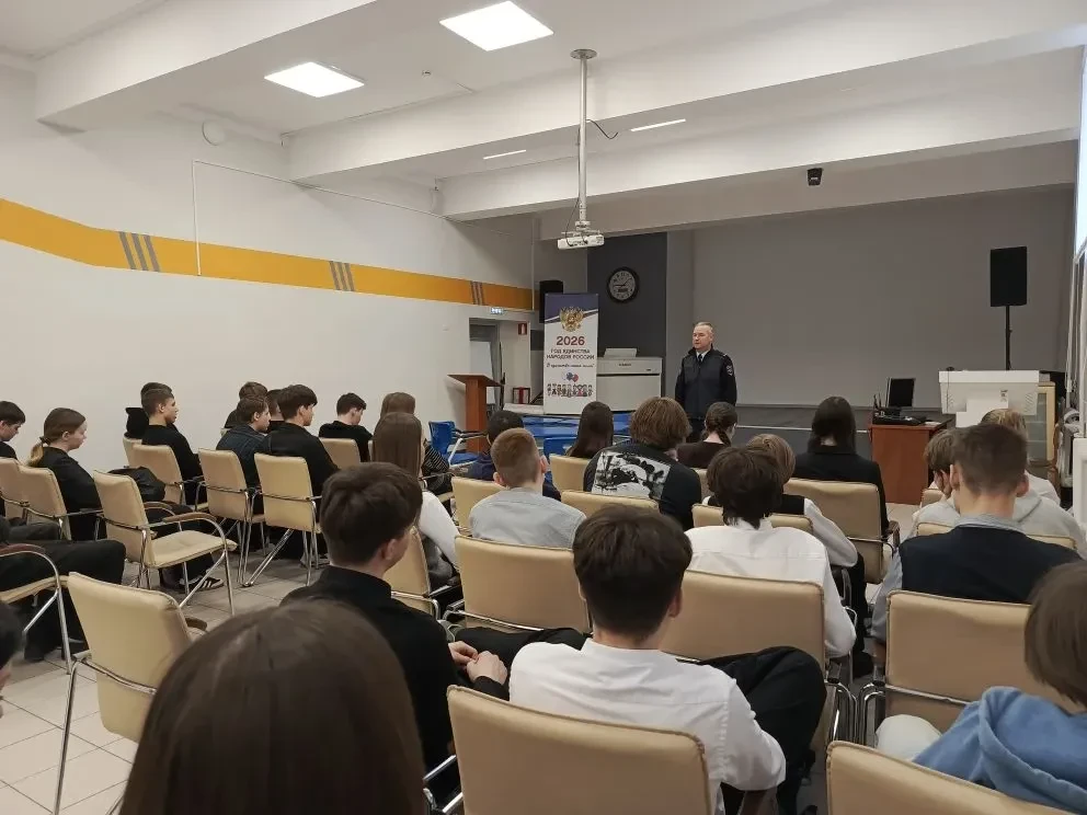 Профилактика, профориентация и диалог: подполковник полиции встретился с девятиклассниками гимназии.