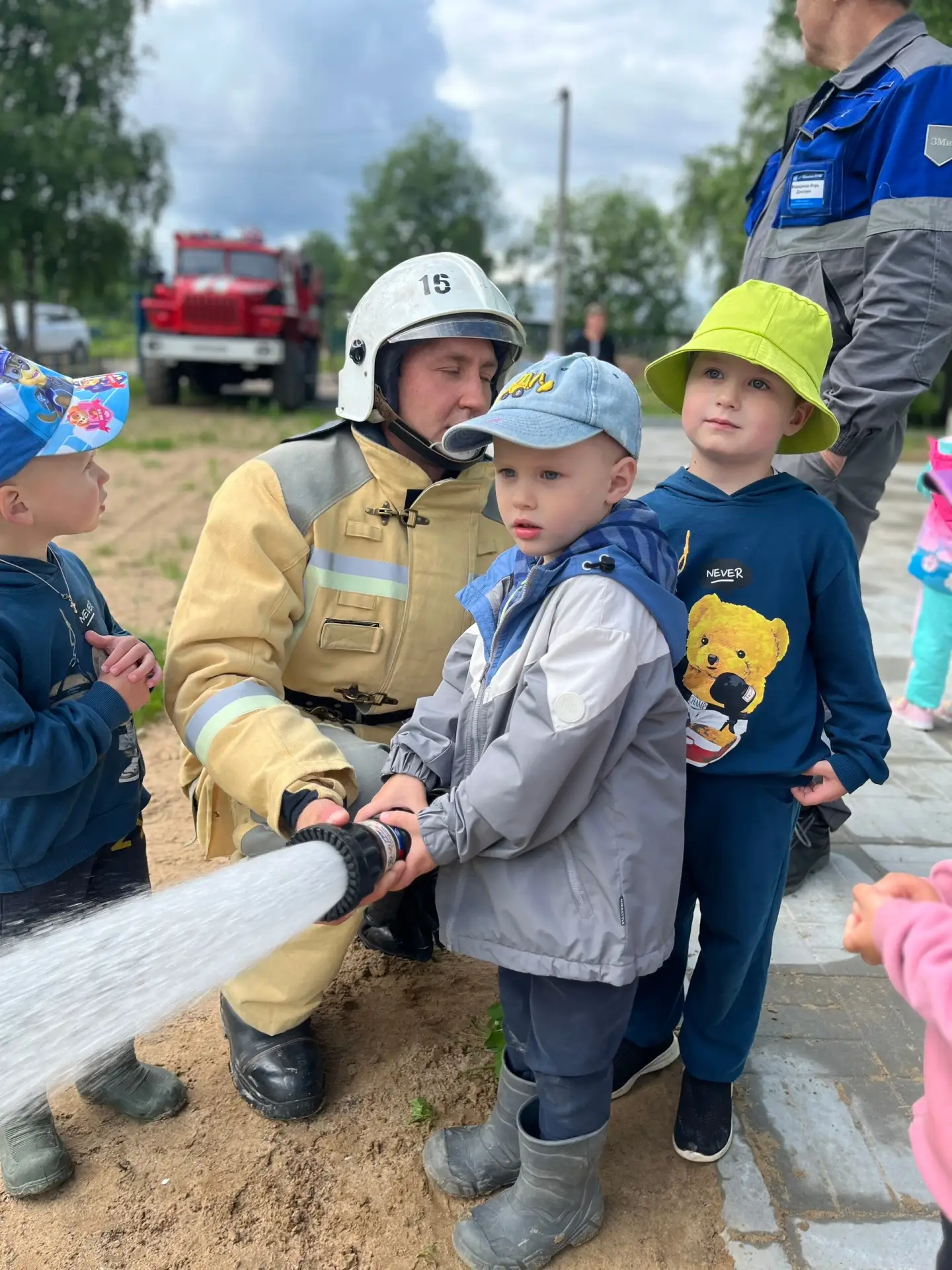 🚒 В нашем детском саду прошла интересная и познавательная встреча с пожарными!

К ребятам приехала 