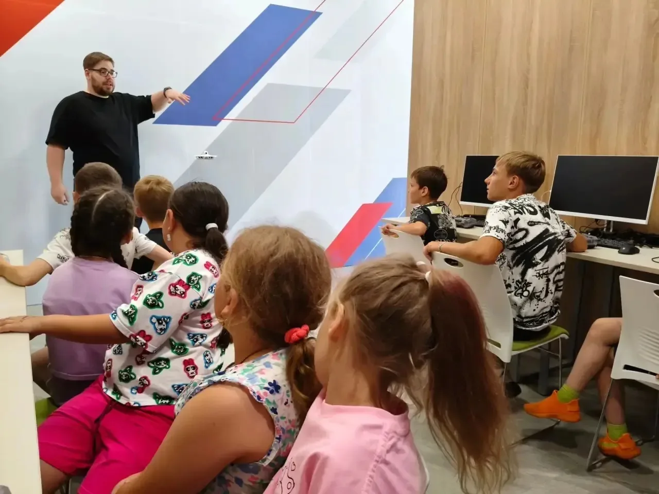ПРОФИЛЬНАЯ СМЕНА. ДЕНЬ ПЯТЫЙ 
ПОЗНАВАЯ СОВРЕМЕННЫЕ ТЕХНОЛОГИИ

Мир стремительно меняется, и  техноло
