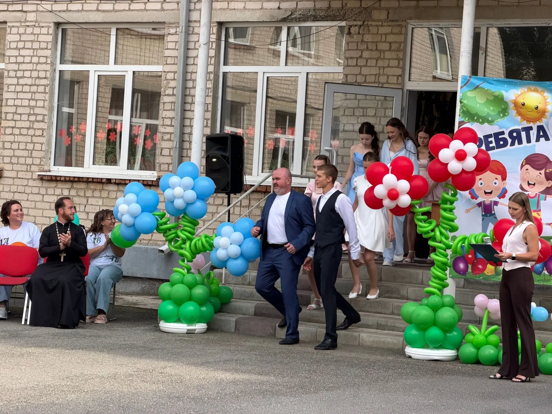 «Ребята с нашего двора»: в нашей школе прошёл самый тёплый выпускной 9-х классов!
Школьный двор — эт