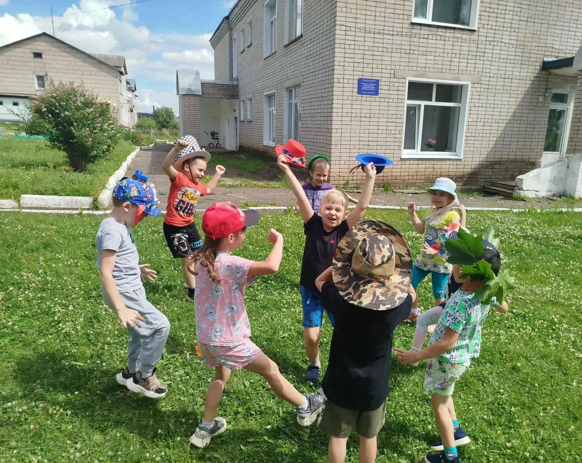 🎩 В нашем детском саду прошёл чудесный праздник — День шляп и панам! 💥Ребята пришли в самых необыч