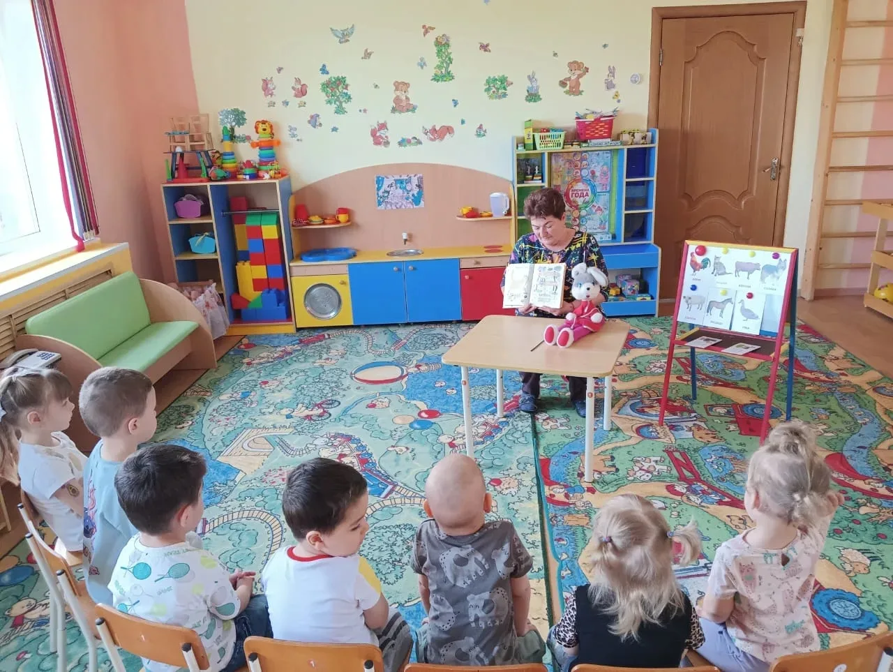 В младшей группе прошло занятие по развитию речи на тему «Зайка» по стихотворению А. Ба...