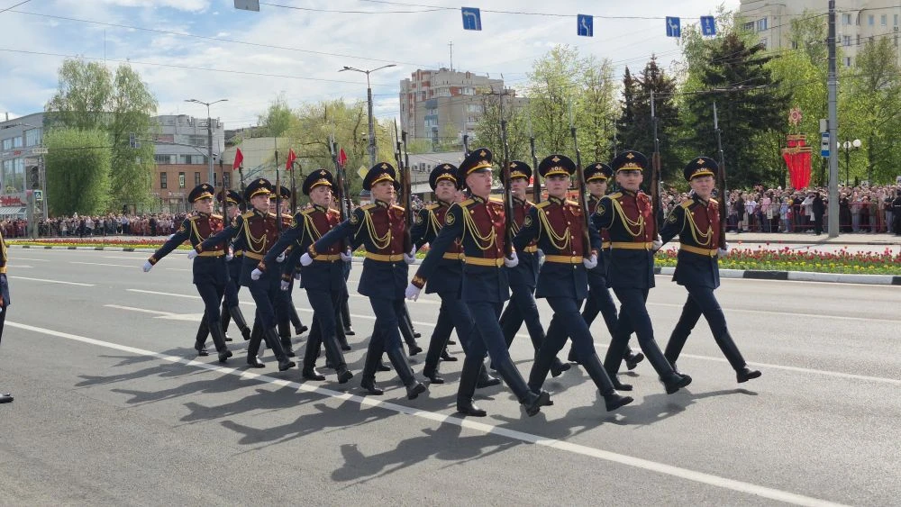 На площади Победы проходит торжественный парад, посвящённый 81-й годовщине Победы в Великой Отечеств