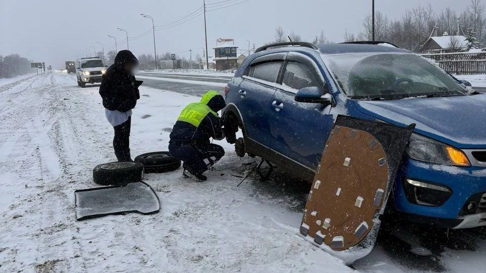 В Вологодском округе инспекторы ДПС помогли автомобилистке.
