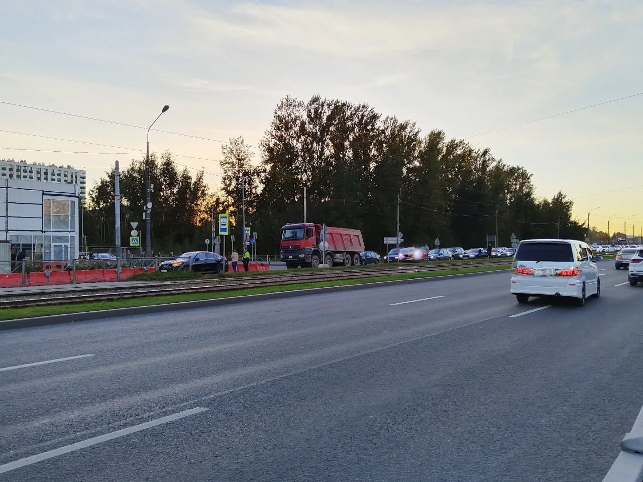 Авария в единственном ряду на Дальневосточном полностью парализовала проспект