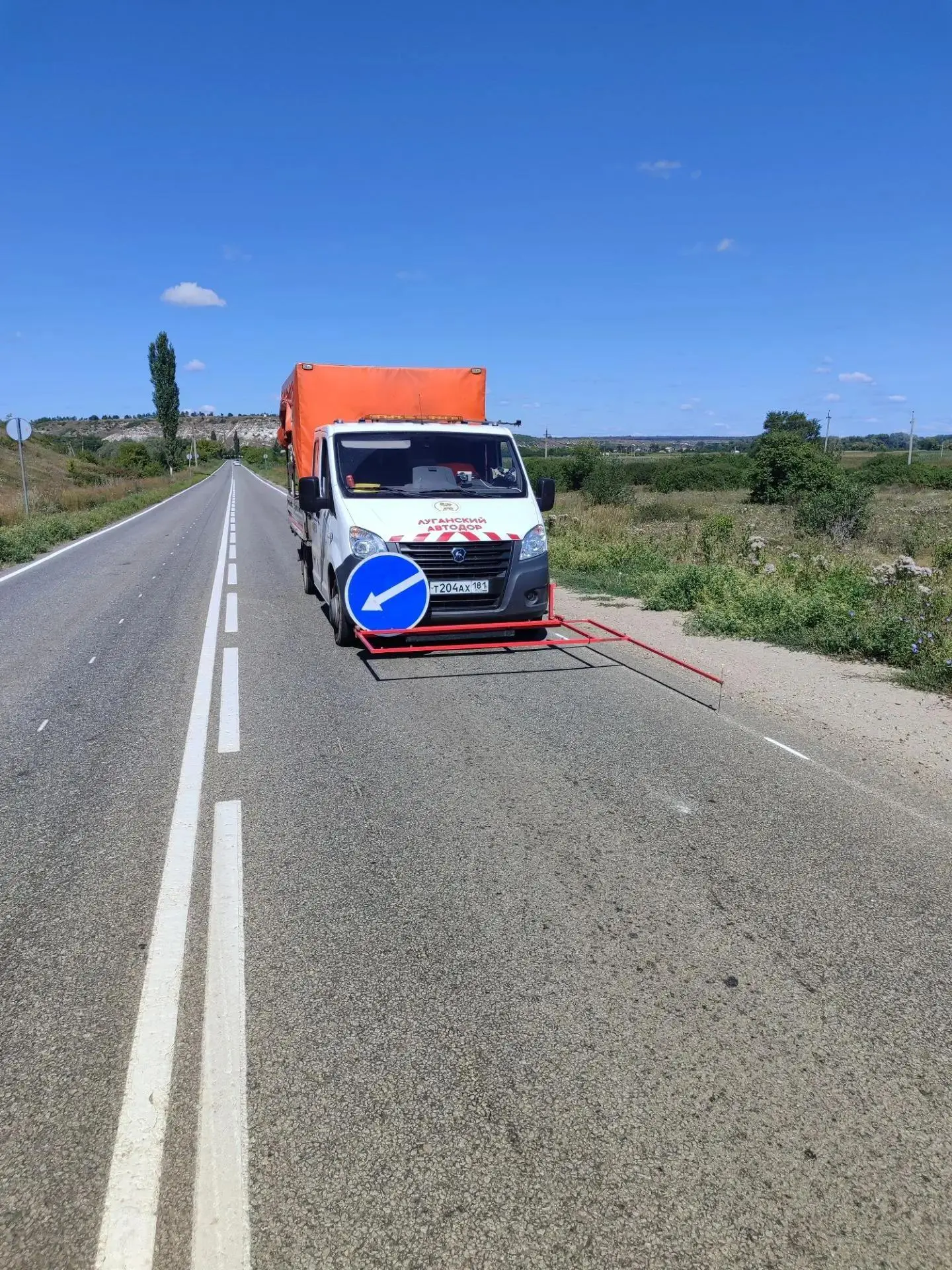 Силами  филиалов ГУП ЛНР «Луганский автодор» выполнены работы по обновлению дорожной ра...
