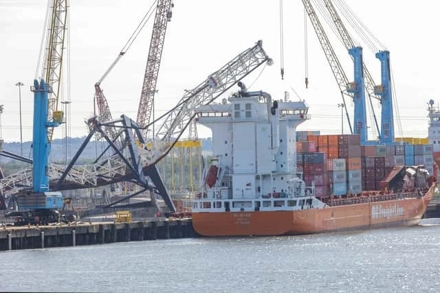 🇬🇧⚓⛴ Port of Tyne готовит сложную операцию: аварийный кран распилят, судно отведут, реку закроют

