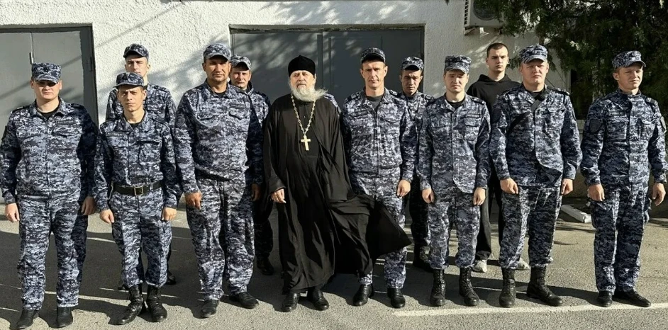 Таганрогский священник рассказал росгвардейцам о том, как преодолевать уныние