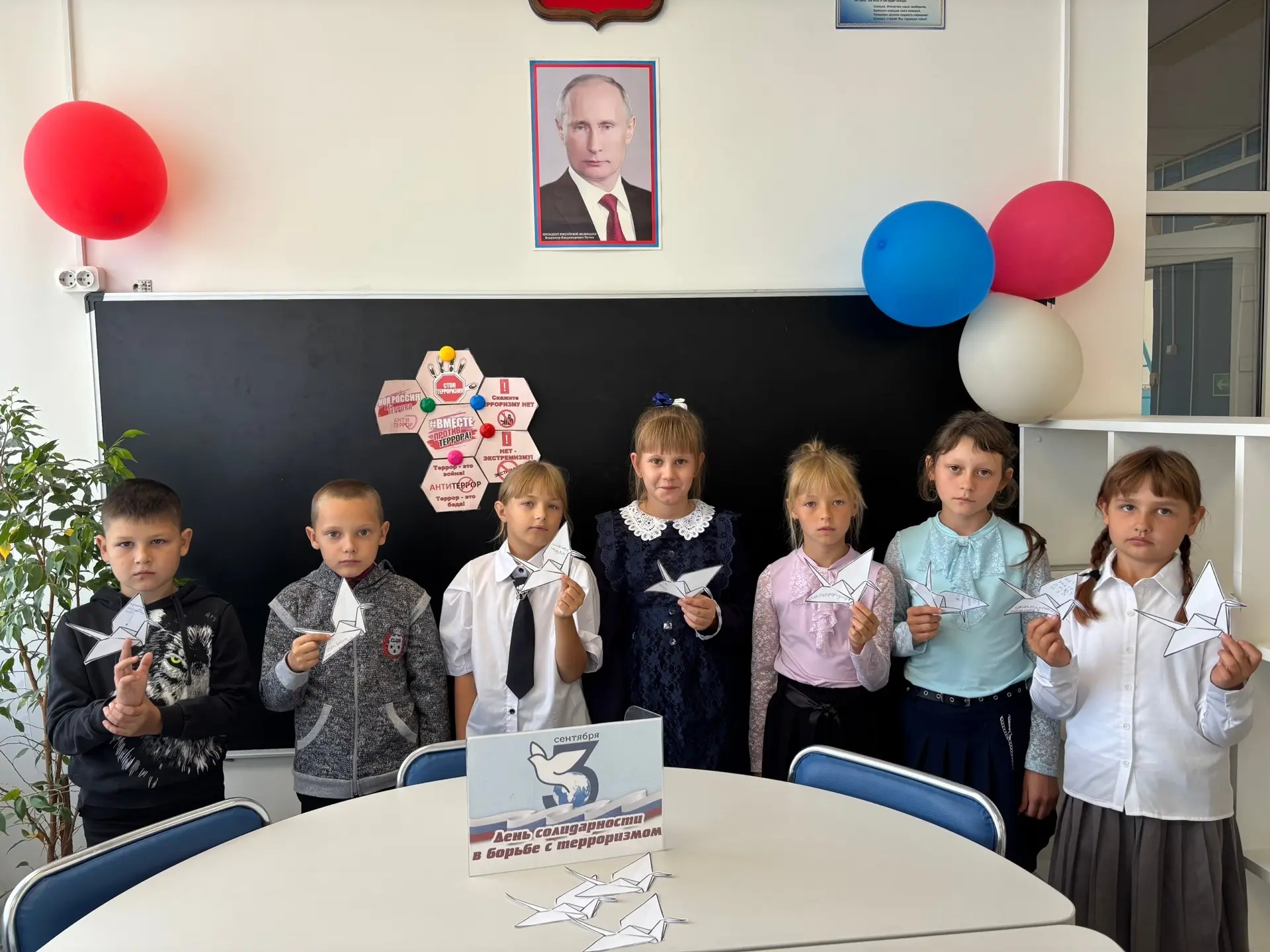 🕊 В нашей школе прошла акция «Память защищает», приуроченная ко Дню солидарности в бор...