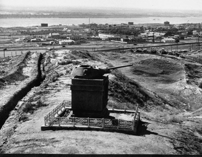 Сталинград, 1958 год. Памятник великой битве на фоне еще восстанавливающегося города - ...