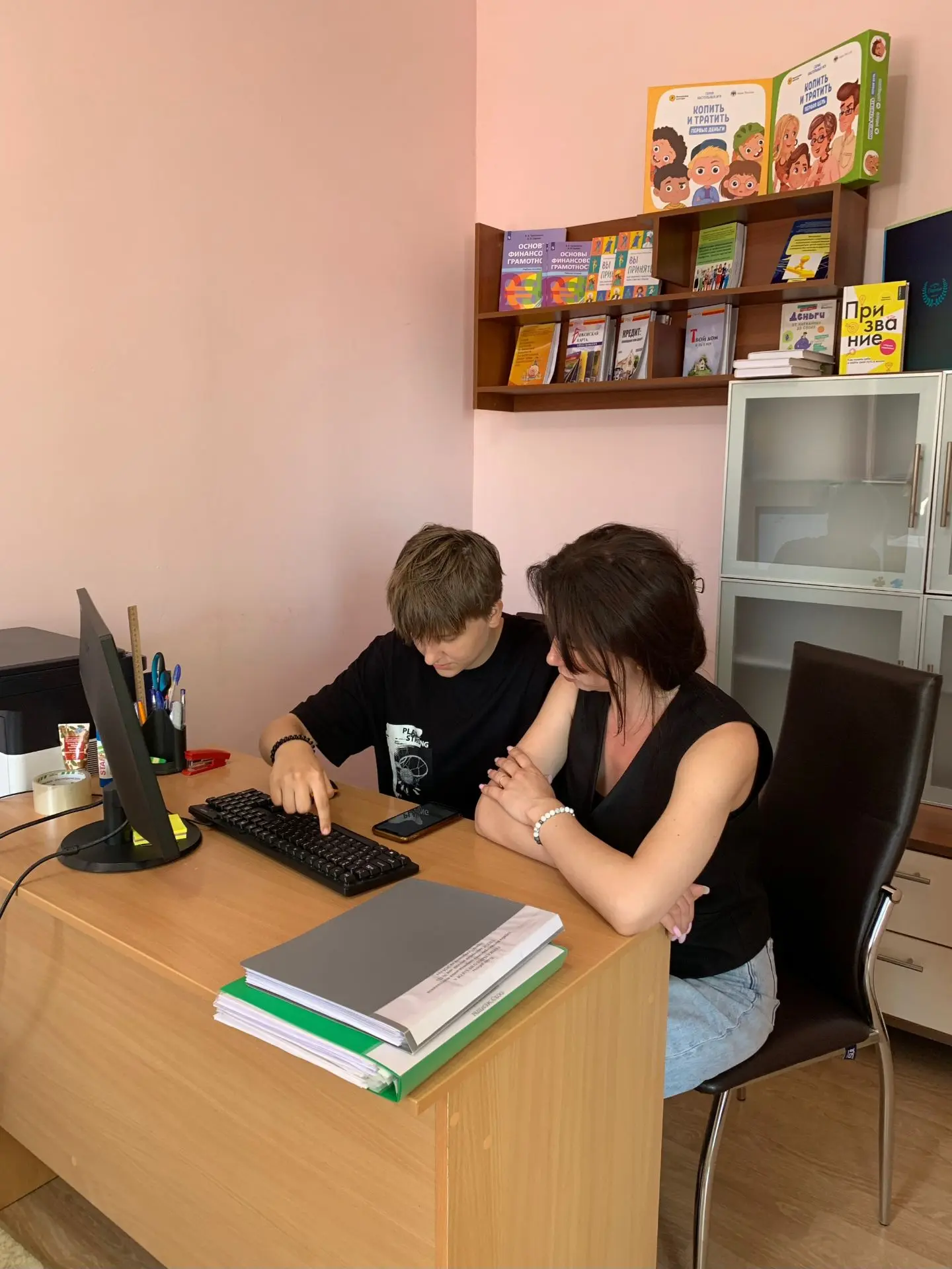 Выпускникам детского дома бывает непросто подготовиться к экзаменам в колледже, не хват...