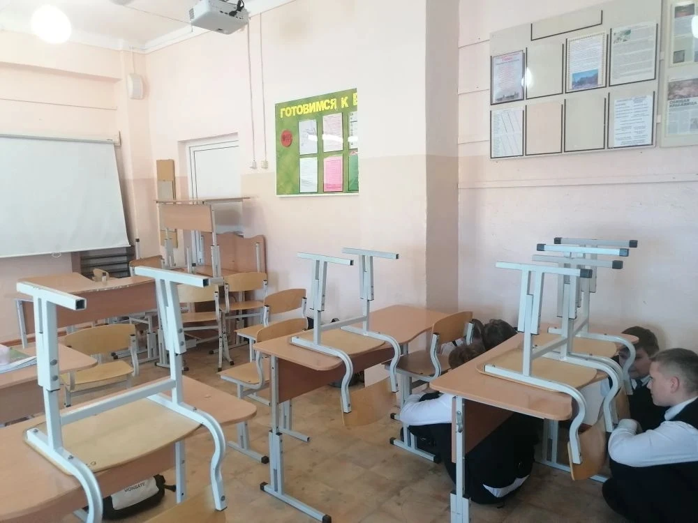 🛡️ ВАЖНО ЗНАТЬ, ЧТОБЫ ВЫЖИТЬ: В ГИМНАЗИИ ПРОШЛИ УЧЕНИЯ ПО АНТИТЕРОРУ  И ПРИ СРАБАТЫВАНИИ  ВЗРЫВНОГО 
