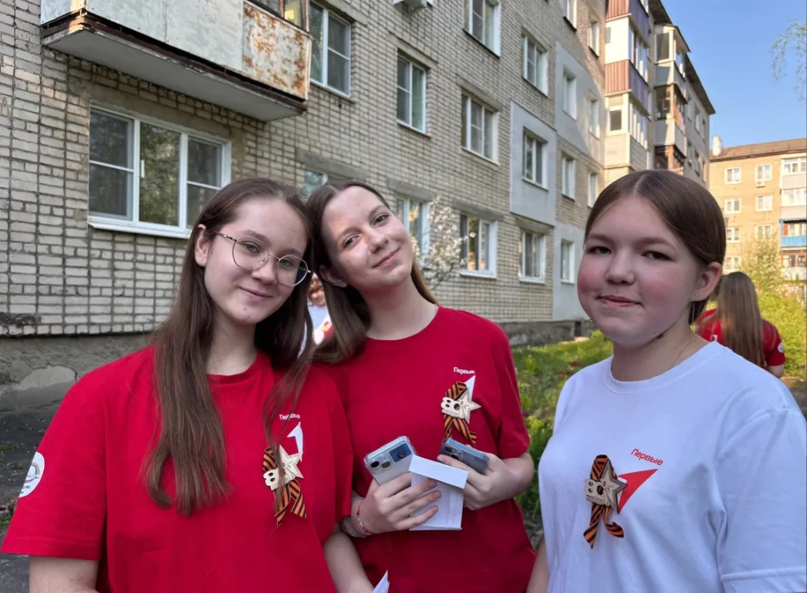 В преддверии Дня Победы наши активисты подготовили для жителей микрорайона замечательную творческую 