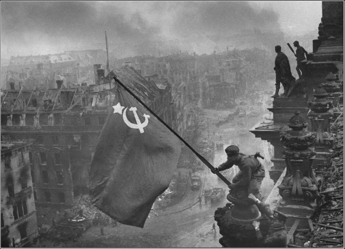 30 апреля 1945 года разведчики 756-го стрелкового полка сержант Михаил Егоров и младший...