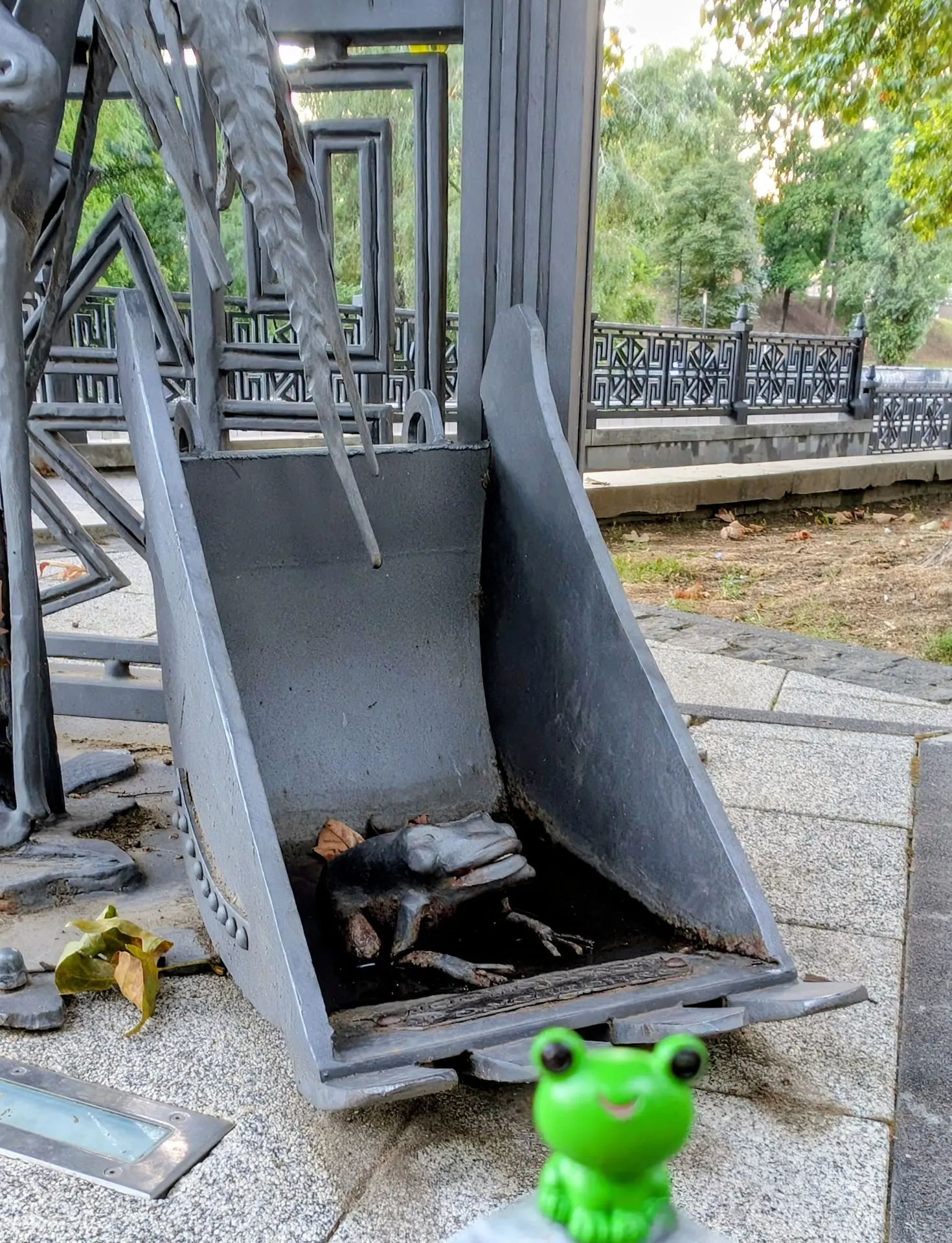 Конечно, наша лягушечка нашла вещь и передает привет из ковша. 🐸