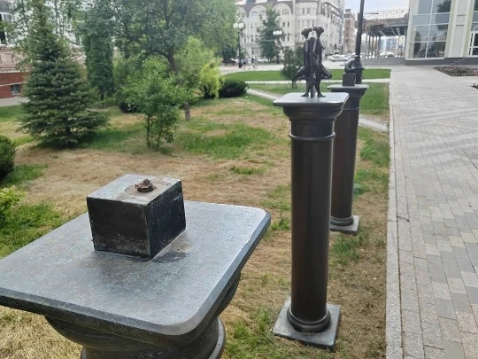 👩«Мечтательница» вернулась в сквер Державина в Тамбове после реставрации