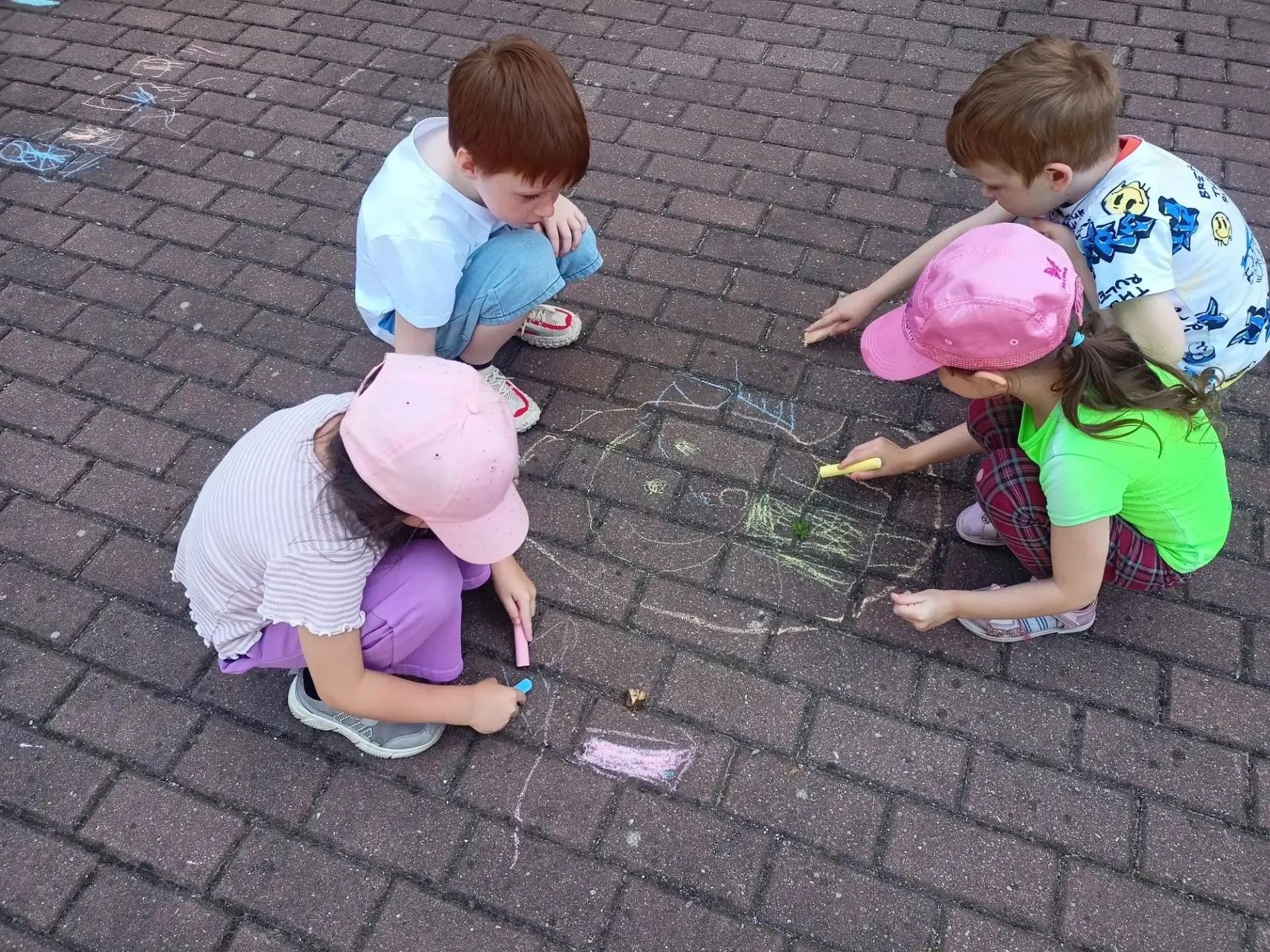 🎨 Сегодня, 16 июля, наш двор превратился в картинную галерею! В честь Всемирного дня р...