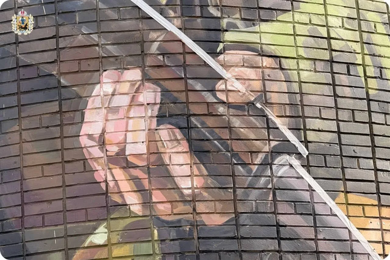 🎨 В Архангельске появился мурал Героя России.  На фасаде Государственного архива увековечили Сергея 