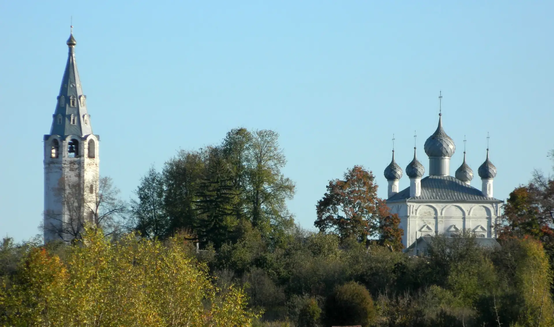 Церковь Троицы Живоначальной осенним утром.