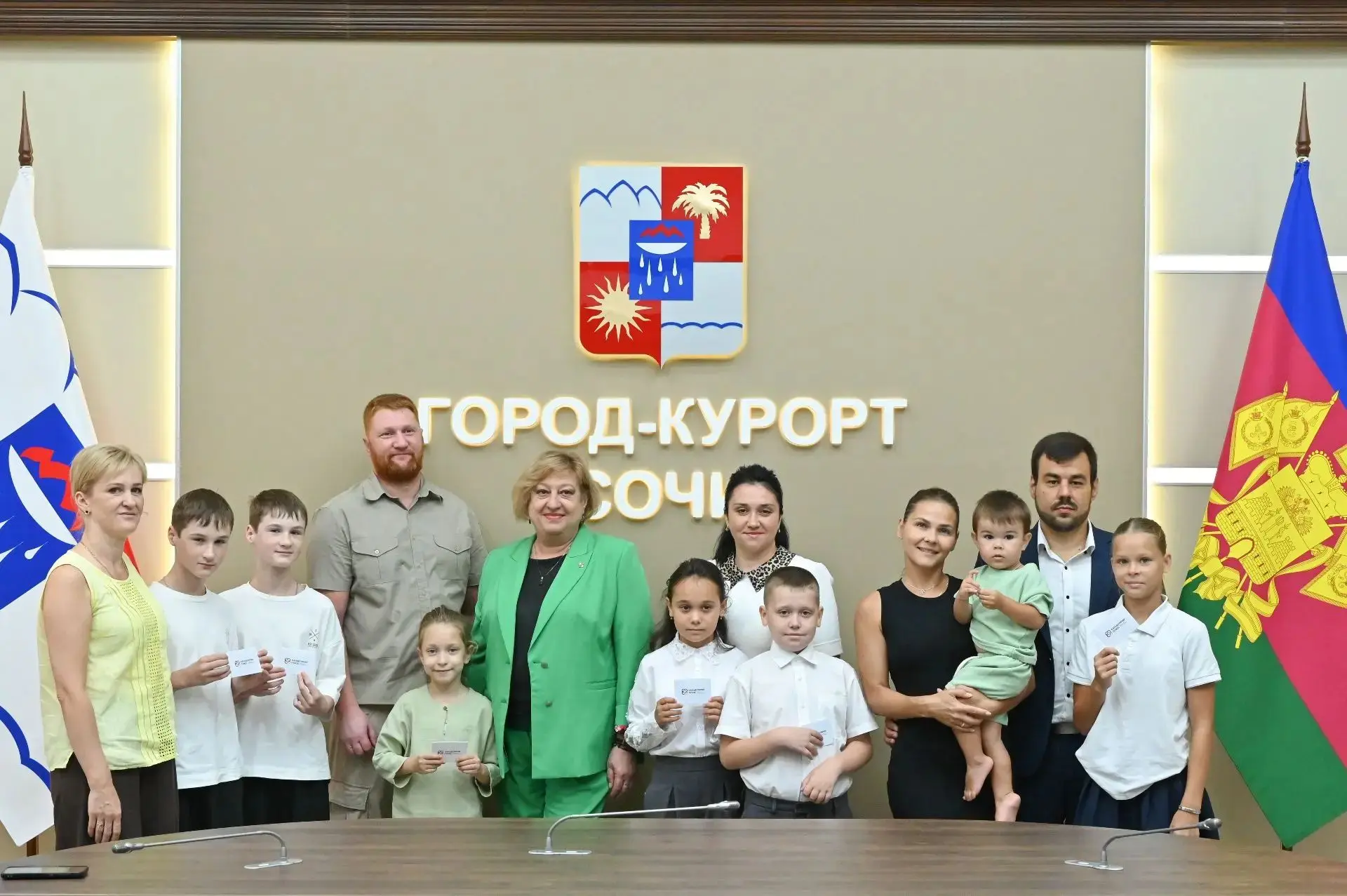 В Сочи детям участников СВО вручили 500 сертификатов на приобретение канцелярских товар...