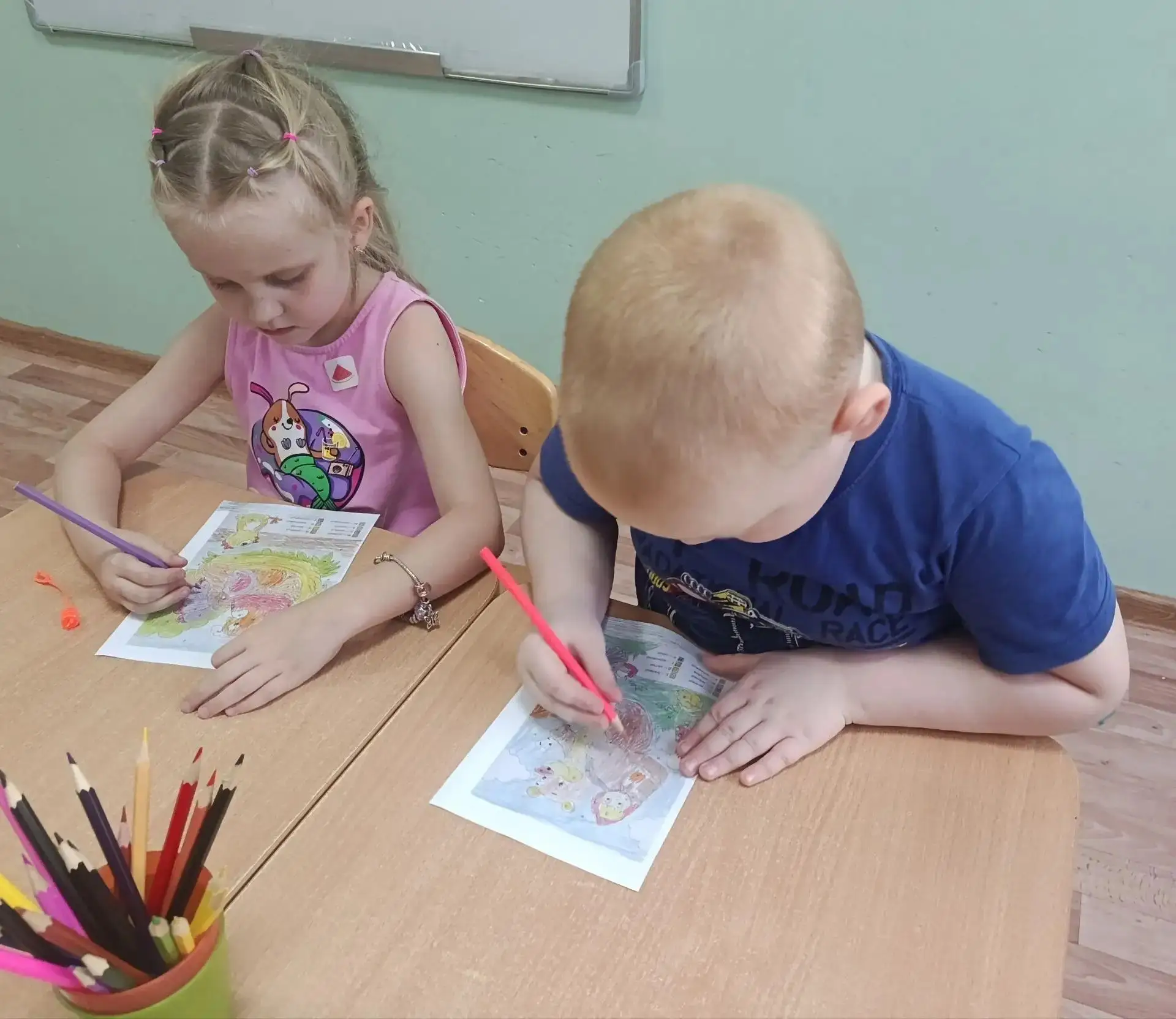 В группах "Пчёлки" и "Матрёшки" прошёл "День русской народной сказки"
Дети вспоминали названия и отр