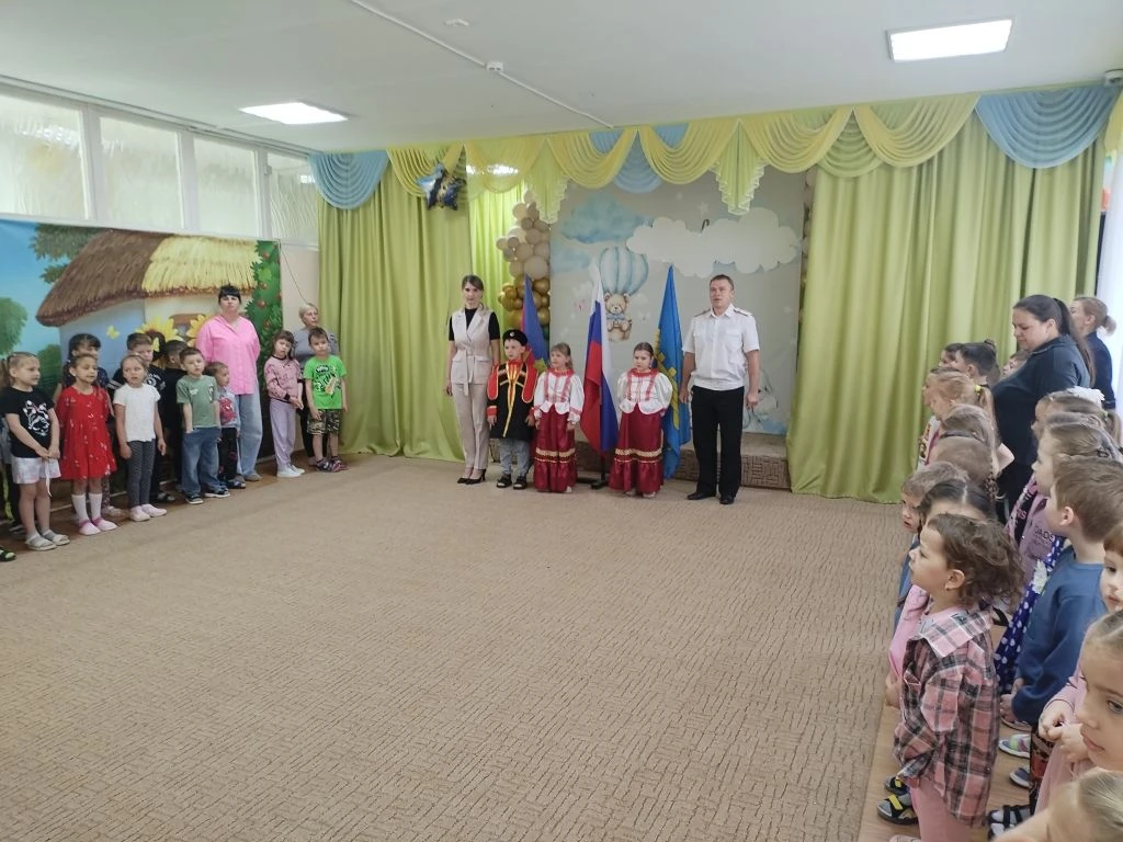 Утро понедельника, по традиции, начинаем с прослушивания гимнов России, Кубани и Анапы🇷🇺
