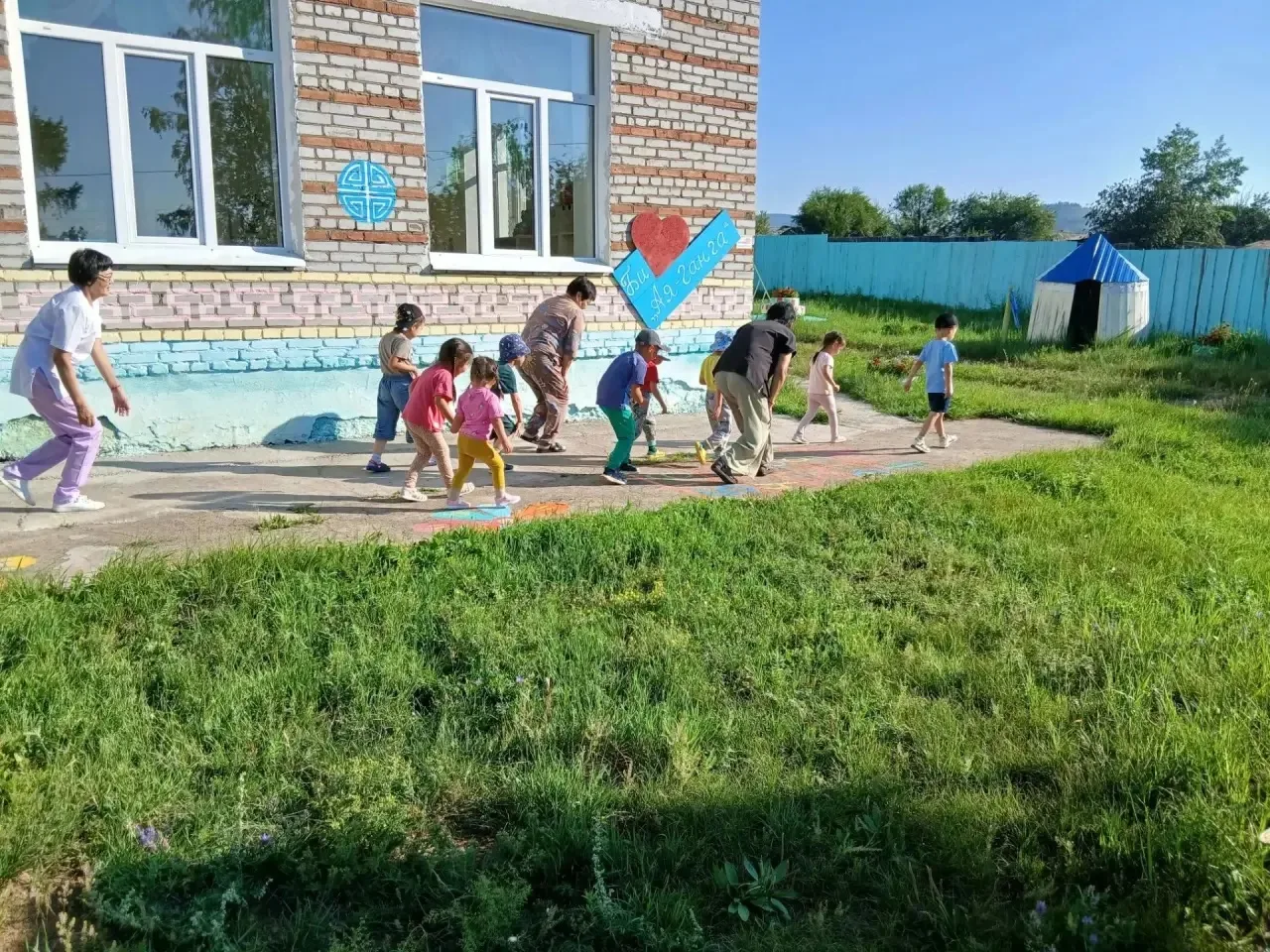 ☀️Наши  ребята уже вовсю «заряжают» своё тело и душу — на свежем воздухе! Утро мы встре...