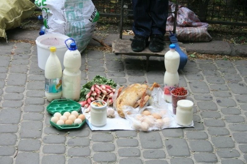 «Стихийная торговля» - это продажа продукции вне официальных рынков и торговых площадок...